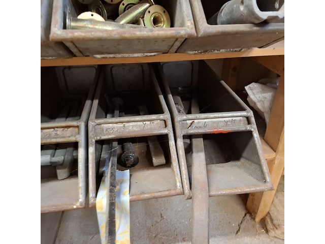 Partij bouwbenodigdheden - afbeelding 11 van  56