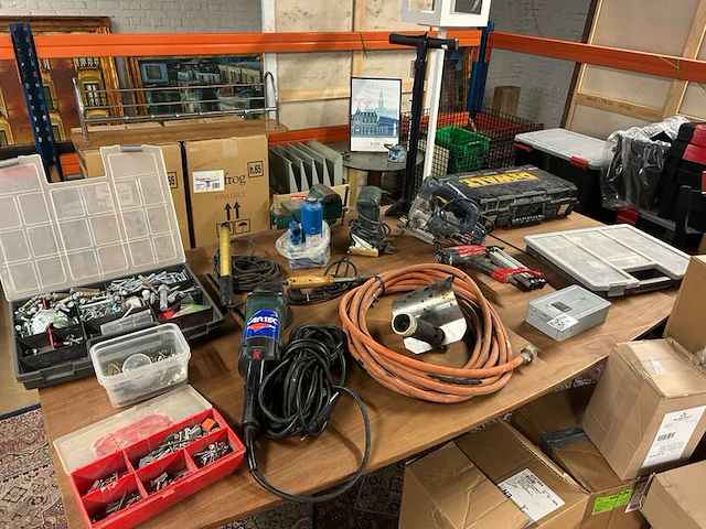 Partij bouwgereedschap en bouwmaterialen w.o. bosch, dewalt - afbeelding 1 van  10