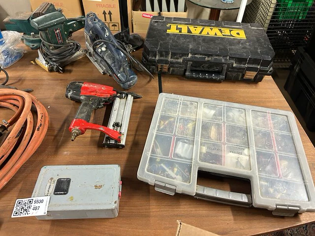 Partij bouwgereedschap en bouwmaterialen w.o. bosch, dewalt - afbeelding 5 van  10
