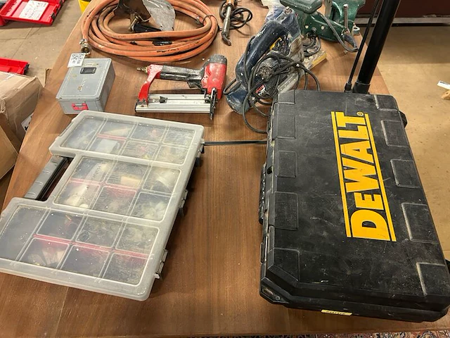 Partij bouwgereedschap en bouwmaterialen w.o. bosch, dewalt - afbeelding 10 van  10