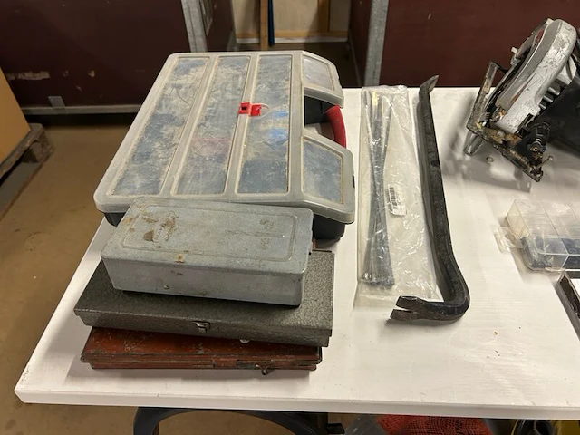 Partij bouwgereedschap en bouwmaterialen - afbeelding 5 van  7