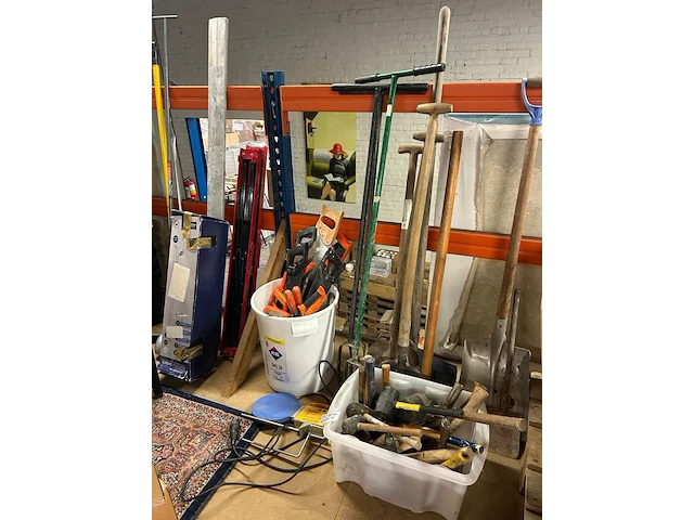 Partij bouwgereedschap en tuingereedschap - afbeelding 1 van  8