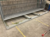 Partij bouwhekken en voeten - afbeelding 2 van  4