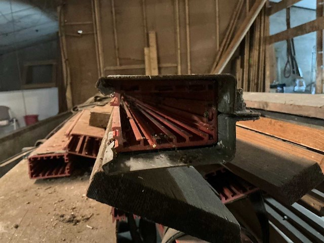 Partij bouwhout en kunstof stroomrail profielen - afbeelding 3 van  6