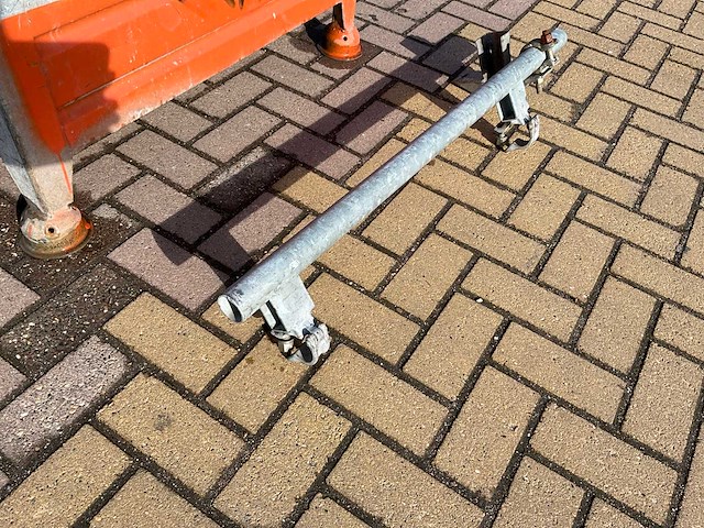 Partij bouwlift schuifpoort palen - afbeelding 1 van  3