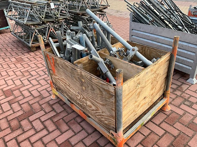 Partij bouwlift verankeringen - afbeelding 1 van  4