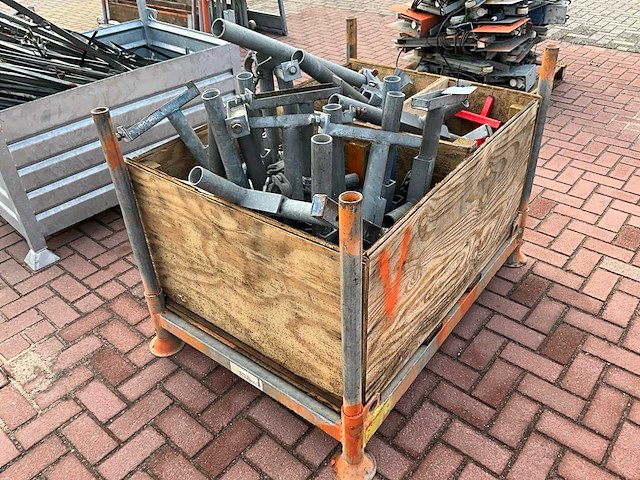 Partij bouwlift verankeringen - afbeelding 2 van  4