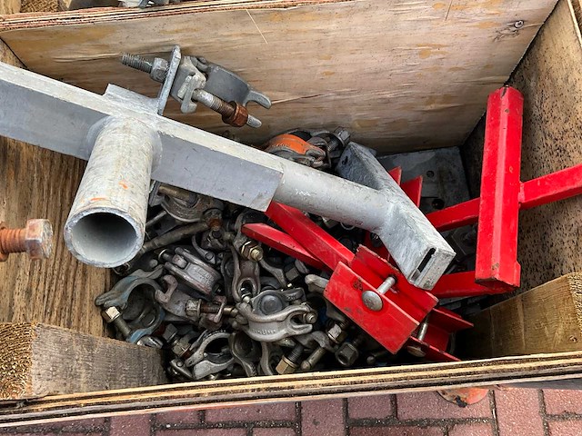 Partij bouwlift verankeringen - afbeelding 4 van  4