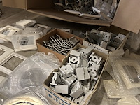 Partij bouwmarkt artikelen w.o. afdekramen, pvc beugels, w.o. walraven, niko - afbeelding 3 van  11