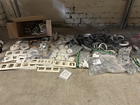 Partij bouwmarkt artikelen w.o. afdekramen, pvc beugels, w.o. walraven, niko - afbeelding 1 van  11