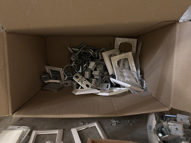 Partij bouwmarkt artikelen w.o. afdekramen, pvc beugels, w.o. walraven, niko - afbeelding 5 van  11
