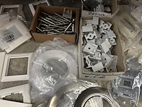 Partij bouwmarkt artikelen w.o. afdekramen, pvc beugels, w.o. walraven, niko - afbeelding 6 van  11