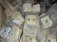 Partij bouwmarkt artikelen w.o. afdekramen, pvc beugels, w.o. walraven, niko - afbeelding 7 van  11