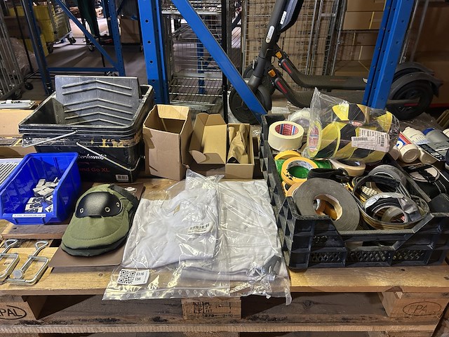 Partij bouwmarkt artikelen w.o. diverse soorten tape, werkkleding - afbeelding 1 van  9
