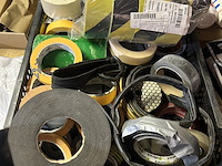 Partij bouwmarkt artikelen w.o. diverse soorten tape, werkkleding - afbeelding 5 van  9