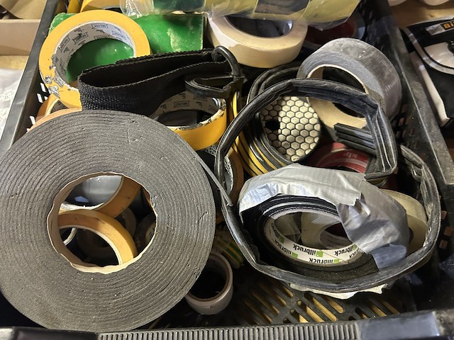 Partij bouwmarkt artikelen w.o. diverse soorten tape, werkkleding - afbeelding 6 van  9