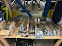 Partij bouwmarktartikelen w.o. hang- en sluitwerk, pikhouweel, w.o. labor, solid - afbeelding 1 van  6