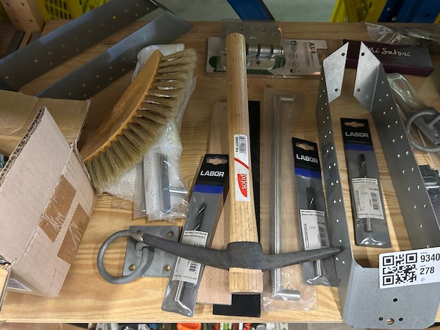 Partij bouwmarktartikelen w.o. hang- en sluitwerk, pikhouweel, w.o. labor, solid - afbeelding 3 van  6