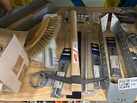 Partij bouwmarktartikelen w.o. hang- en sluitwerk, pikhouweel, w.o. labor, solid - afbeelding 3 van  6