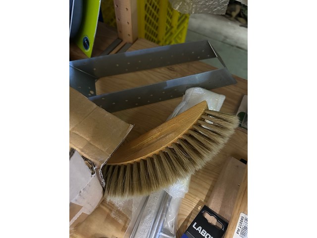 Partij bouwmarktartikelen w.o. hang- en sluitwerk, pikhouweel, w.o. labor, solid - afbeelding 6 van  6