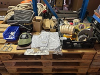 Partij bouwmarktartikelen w.o. werkkleding, diverse soorten tape, w.o. stier - afbeelding 1 van  9