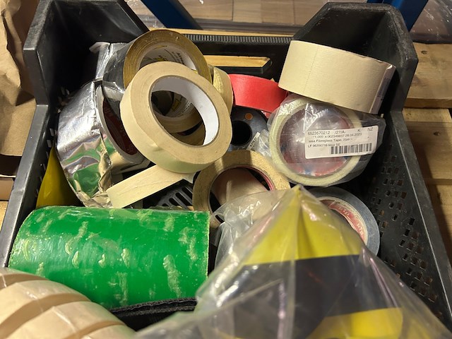 Partij bouwmarktartikelen w.o. werkkleding, diverse soorten tape, w.o. stier - afbeelding 3 van  9