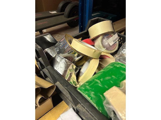 Partij bouwmarktartikelen w.o. werkkleding, diverse soorten tape, w.o. stier - afbeelding 8 van  9