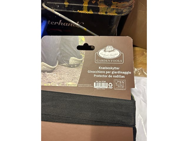Partij bouwmarktartikelen w.o. werkkleding, diverse soorten tape, w.o. stier - afbeelding 9 van  9