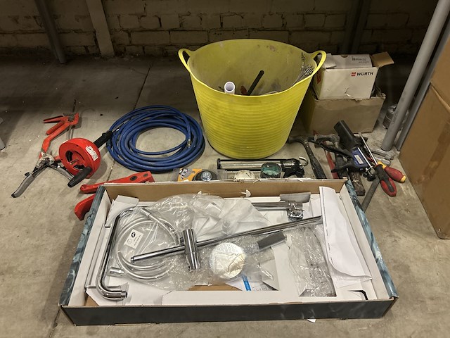 Partij bouwmaterialen en badkameraccessoires - afbeelding 1 van  8