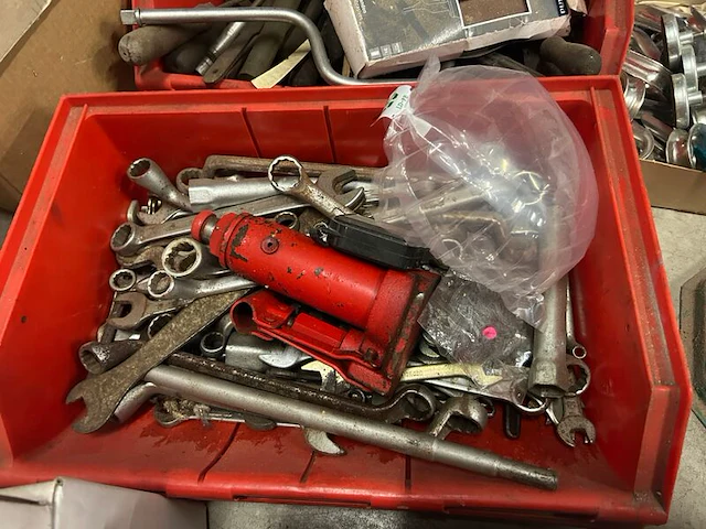 Partij bouwmaterialen, zwaar handgereedschap en werkplaatsbenodigdheden w.o. handson - afbeelding 8 van  12