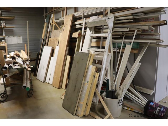 Partij bouwplanken en afwerkprofielen - afbeelding 1 van  13