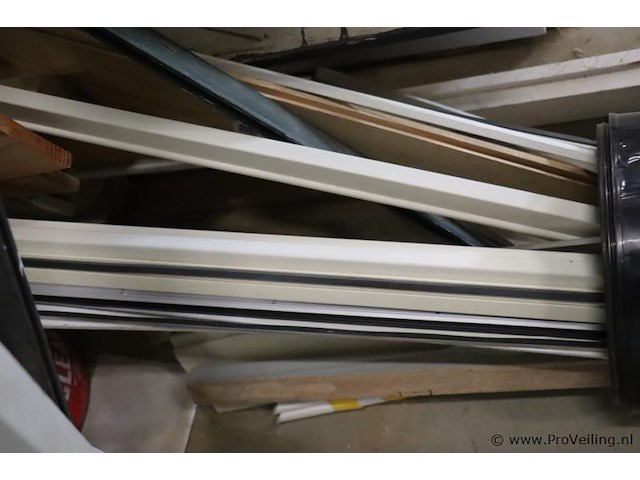 Partij bouwplanken en afwerkprofielen - afbeelding 9 van  13