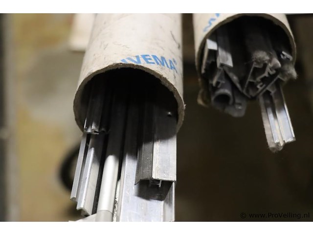 Partij bouwplanken en afwerkprofielen - afbeelding 11 van  13