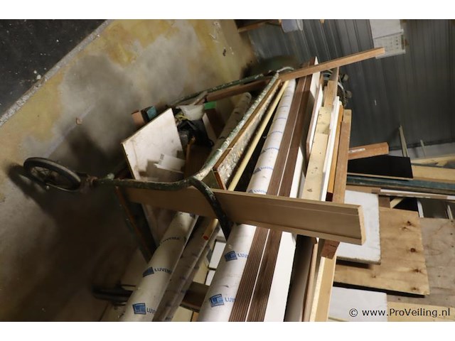 Partij bouwplanken en afwerkprofielen - afbeelding 13 van  13