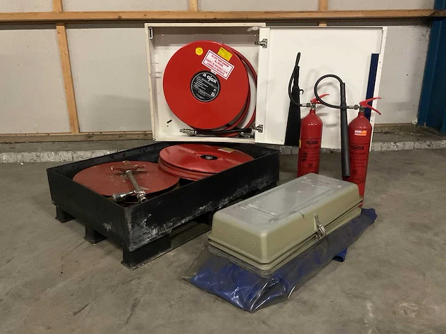 Partij brandveiligheidsmaterieel - afbeelding 1 van  2