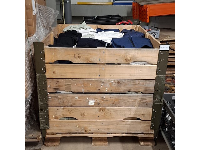 Partij broeken en overhemden - afbeelding 1 van  10