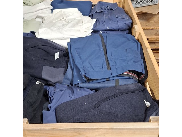 Partij broeken en overhemden - afbeelding 6 van  10