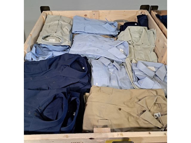 Partij broeken, overhemden en diverse kleding - afbeelding 3 van  7