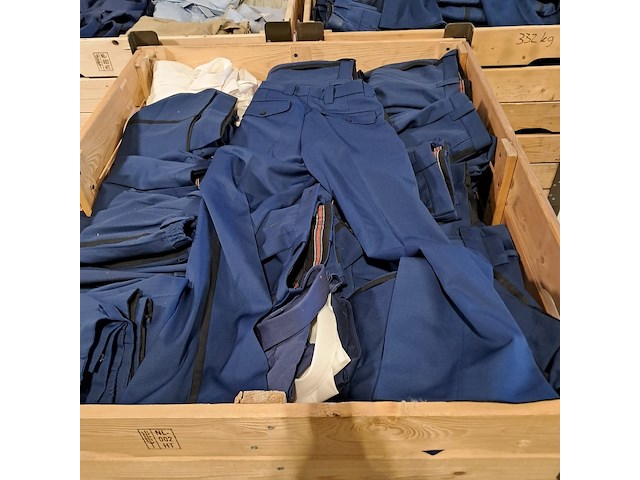 Partij broeken, overhemden en diverse kleding - afbeelding 6 van  7