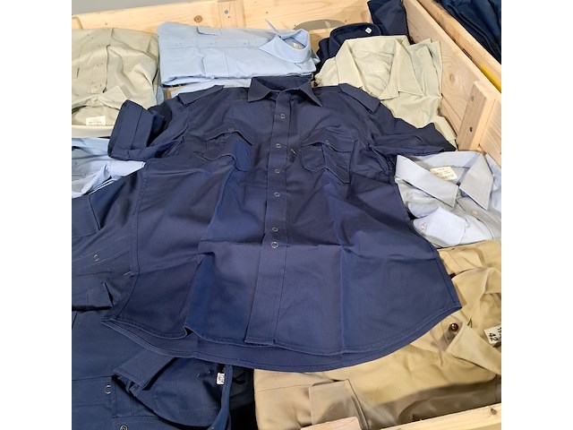 Partij broeken, overhemden en diverse kleding - afbeelding 7 van  7