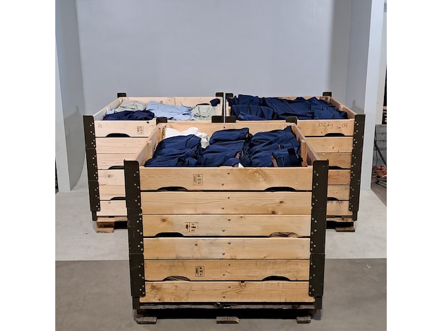 Partij broeken, overhemden en diverse kleding - afbeelding 1 van  7