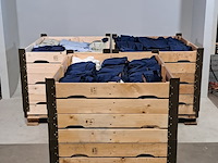 Partij broeken, overhemden en diverse kleding - afbeelding 1 van  7