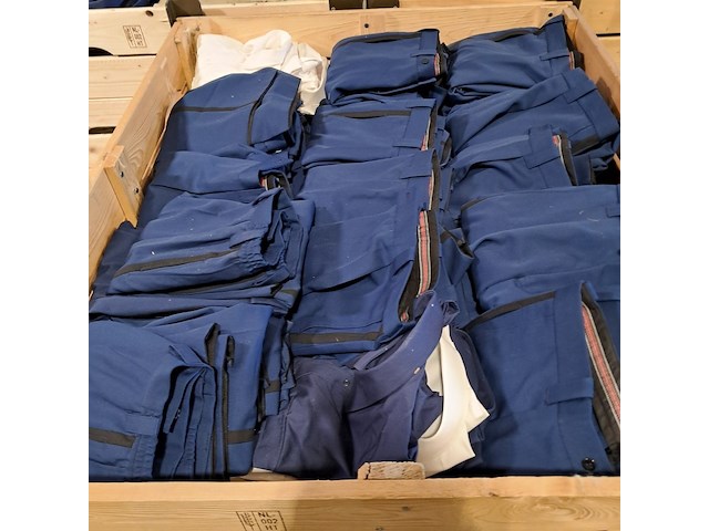 Partij broeken, overhemden en diverse kleding - afbeelding 2 van  7