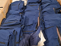 Partij broeken, overhemden en diverse kleding - afbeelding 2 van  7