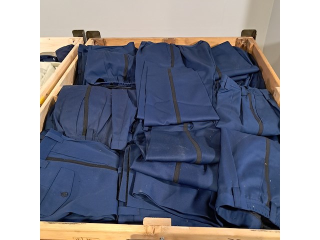 Partij broeken, overhemden en diverse kleding - afbeelding 4 van  7