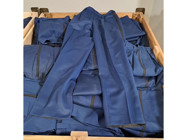 Partij broeken, overhemden en diverse kleding - afbeelding 5 van  7