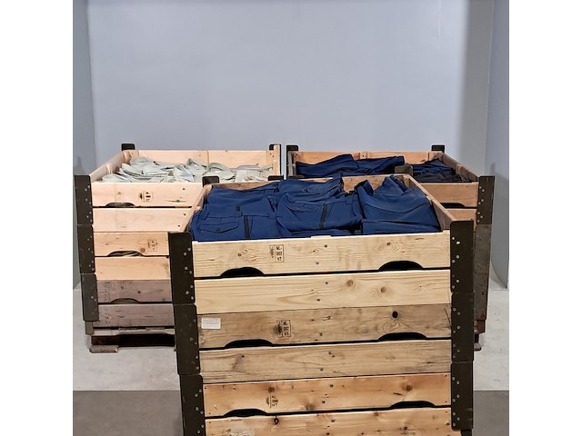 Partij broeken, pantalons en overhemden - afbeelding 1 van  7