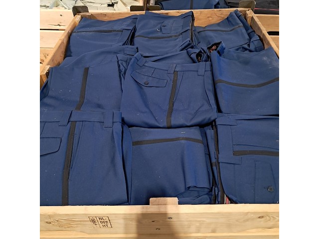 Partij broeken, pantalons en overhemden - afbeelding 2 van  7