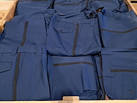 Partij broeken, pantalons en overhemden - afbeelding 2 van  7