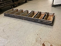 Partij broodkoppels / stokbrood ovenplaten in 4 ovenwagens - afbeelding 1 van  9